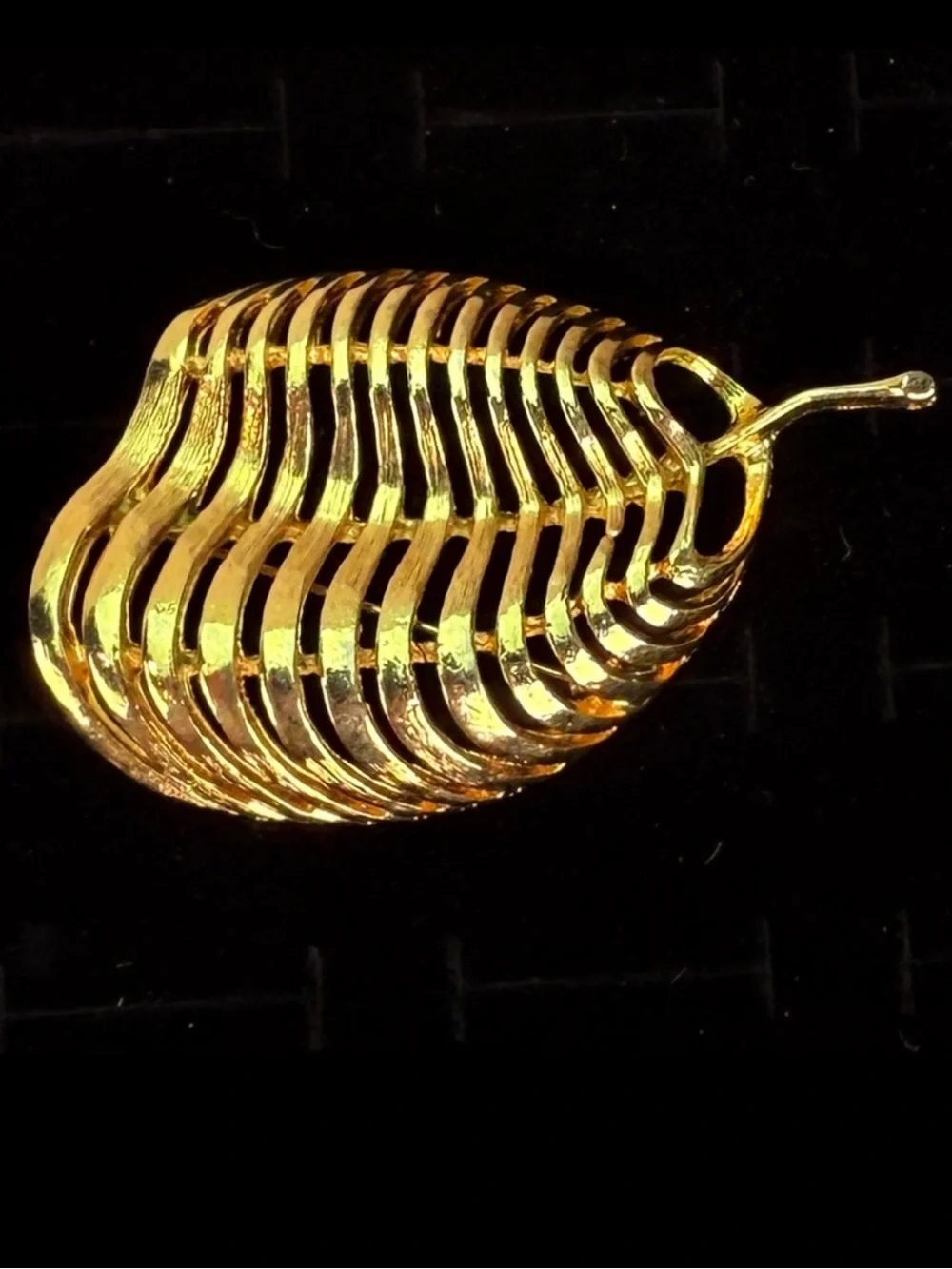 Vintage Goldtone large Leaf Brooch pin